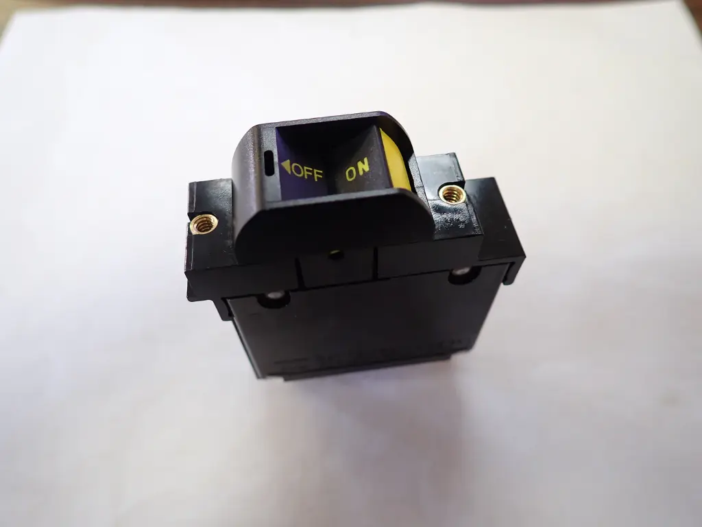 AO1 Carling Rocker Circuit Breaker, YELLOW text only, Ign Protected