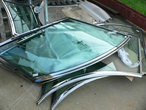 [SUR-000129] Curved Port side windshield section for Sea Ray 390 Sundancer